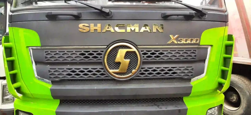 Надпись модели грузовика Шакман