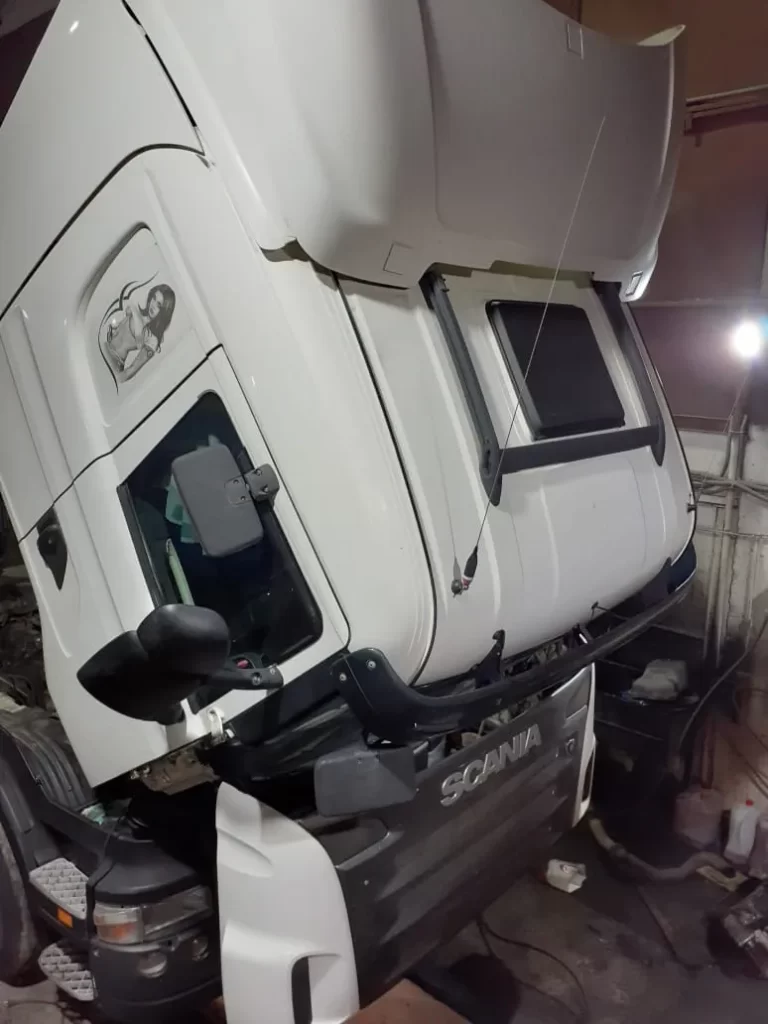 Поднятая кабина грузового автомобиля Скания во время ремонта